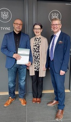 Tampereen Urheilun Edistämissäätiön hallituksen puheenjohtaja Harri Moilanen, rahastonhoitaja Pirjo Nummelin-Stenman ja Asianajotoimisto Lindblad & Co Oy:n osakas/asianajaja Markku Lindblad 